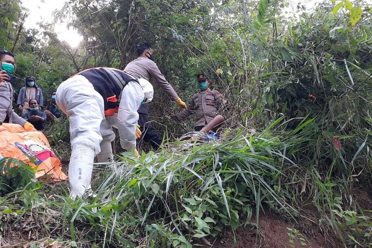Petugas Inafis Satreskrim Polresta Tasikmalaya mengevakuasi mayat pria tak dikenal di lereng puncak sebuah bukit di Kampung Cirando, Kecamatan Kadipaten, Kabupaten Tasikmalaya, Kamis (12/8/2021).