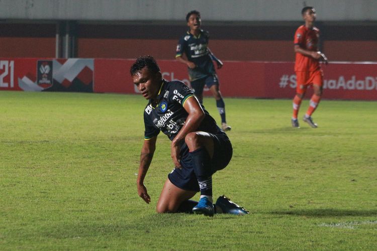 Ekspresi striker Persib Bandung, Ferdinand Sinaga, usai mencetak gol le gawang Persiraja Banda Aceh pada pertandingan Piala Menpora 2021 yang dilangsungkan di Stadion Maguwoharjo, Sleman, Jumat (2/4/2021) malam WIB.