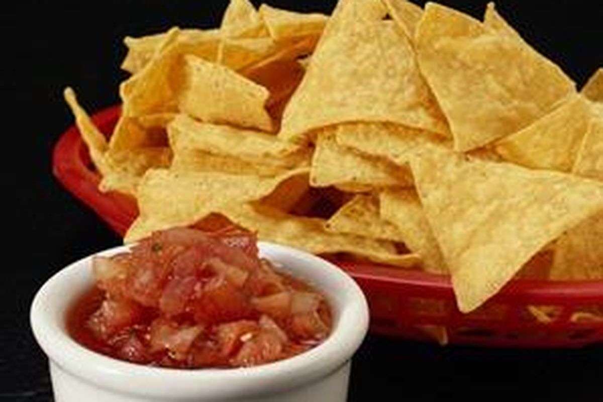 Pilih kerupuk yang digoreng dengan pasir panas.