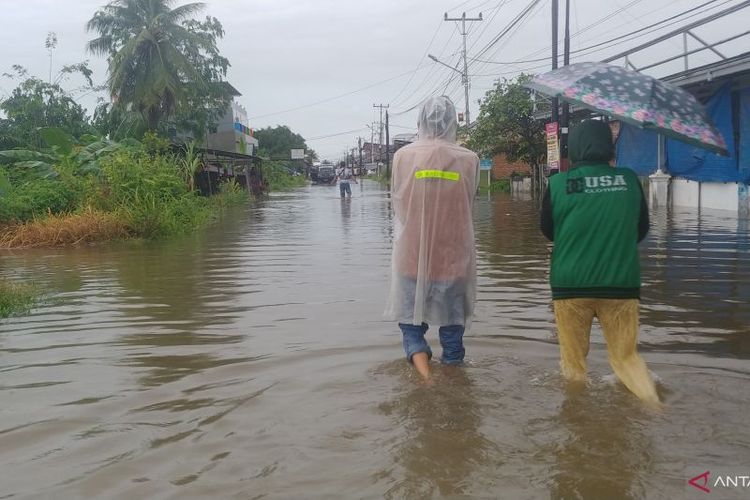Banjir masih menggenangi kawasan Jalan DPR Kelurahan Dadok Tunggul Hitam, Padang, Sumbar hingga Jumat (8/3/2024) pagi. 
