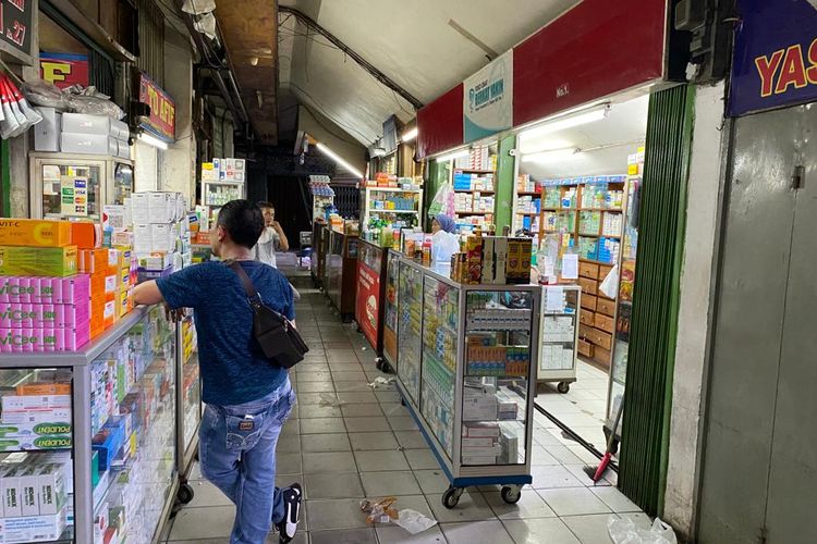 Suasana Pasar Pramuka, Jakarta Timur pada Senin (24/10/2022) yang disebut sepi pembeli sejak adanya larangan menjual obat sirop karena diduga memicu gagal ginjal akut misterius. 