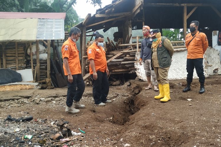 Pegawai BPBD mengecek lokasi bencana tanah bergerak di Dusun Ciherang, Desa Cijangkar, Kecamatan Nyalindung, Sukabumi, Jawa Barat, Selasa (26/1/2021).