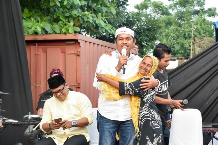 Cawagub Dedi Mulyadi, menerima curhatan Mak Ernah (62), seorang pemulung asal Kota Bekasi, Selasa (22/5/2018).