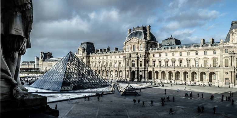 Ilustrasi Perancis - Museum Louvre di Paris, Perancis (Photo by Chris Karidis on Unsplash).