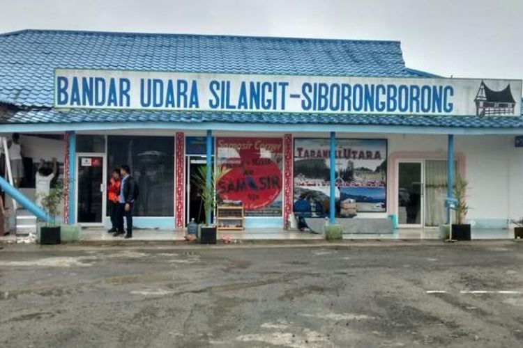 Bandara Silangit, yang berada di Kabupaten Tapanuli Utara, Sumatera Utara. Melalui bandara ini dapat dilakukan penerbangan langsung ke Danau Toba. 