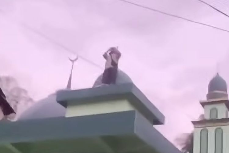 Listrik Padam di Banyuwangi, Santri Naik Menara demi Kumandangkan Azan