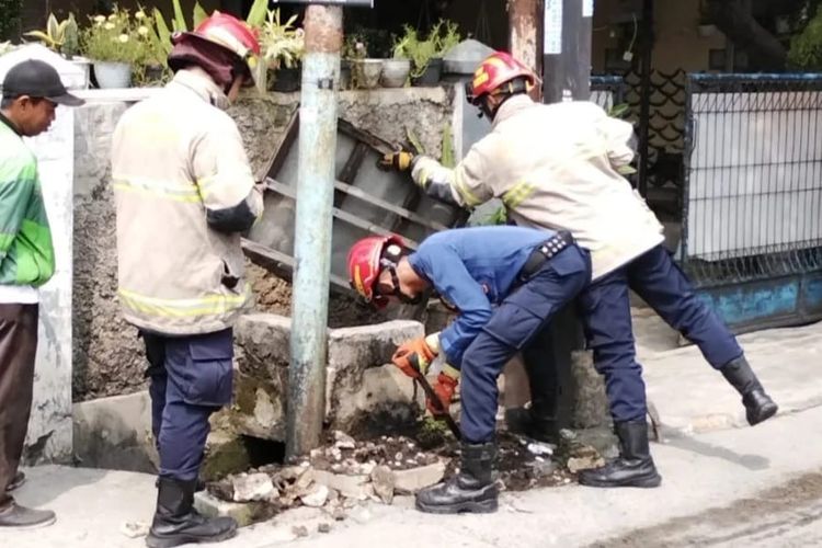 Damkar Depok ke lokasi asap mencurigakan muncul dari bawah tiang listrik di Jalan Muhammad Mail, Sukmajaya, Kota Depok, Senin (29/9/2025). 