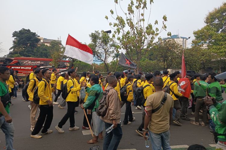 Usai Mundur dari Depan DPR, Massa Demo Masih Bertahan di Sekitar GBK