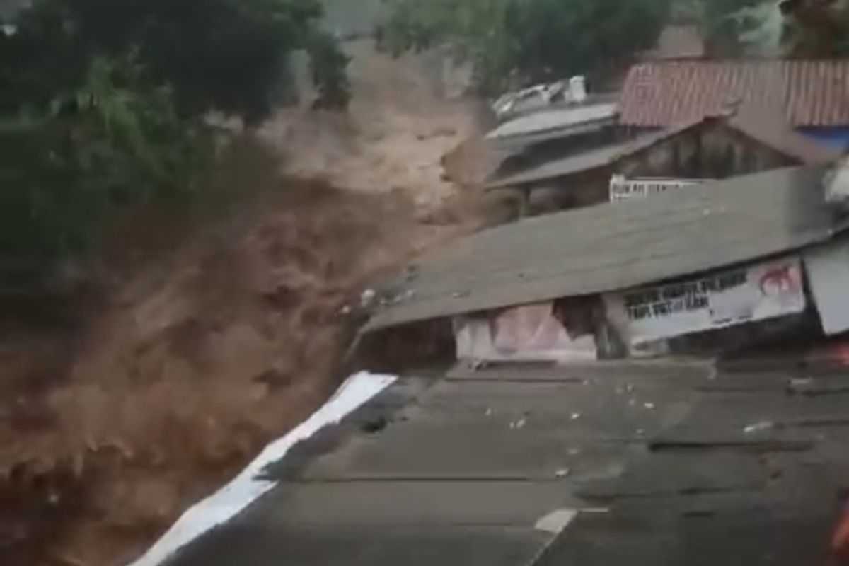 Sungai Cigentis, Karawang, Jawa Barat meluap, Senin (19/11/2024).