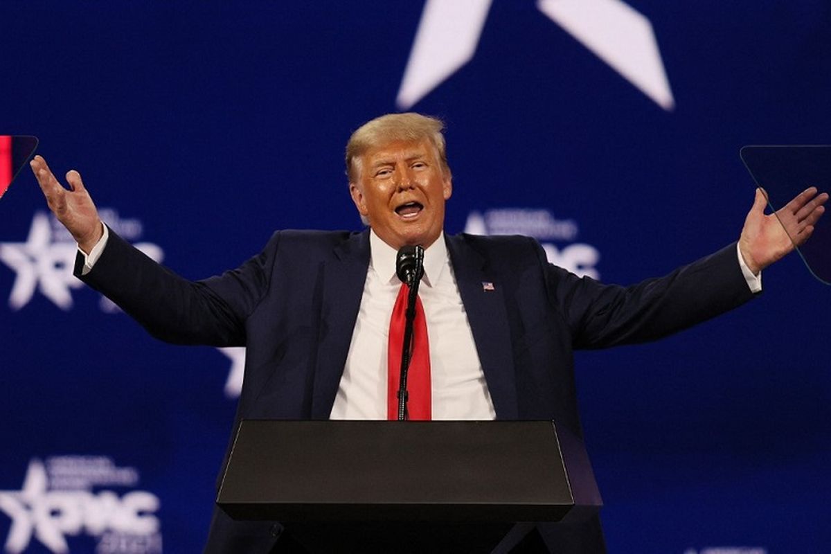 Mantan Presiden Amerika Serikat Donald Trump berpidato di Konferensi Aksi Politik Konservatif (CPAC) di Hotel Hyatt Regency, Orlando, Florida, Minggu (28/2/2021)