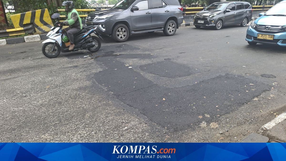 Jalan Rusak di Simpang Daan Mogot Jakbar Ditambal Aspal ~TR

Klik untuk baca: