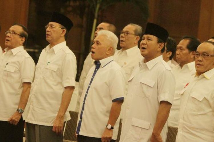 Ketua Umum DPP Partai Golkar Aburizal Bakrie (kanan), Ketua Umum Partai Gerindra Prabowo Subianto (dua kanan), Ketua Umum PAN Hatta Rajasa (tengah), dan Ketua Umum PPP Suryadharma Ali (tiga kiri) menghadiri acara pembekalan anggota DPR terpilih dari Koalisi Merah Putih (KMP) periode 2014-2019 di Jakarta Selatan, Jumat (26/9/2014). Pada pembekalan ini, diberikan wejangan dan juga amanat kepada mereka yang terpilih sebagai anggota parlemen. TRIBUNNEWS/HERUDIN