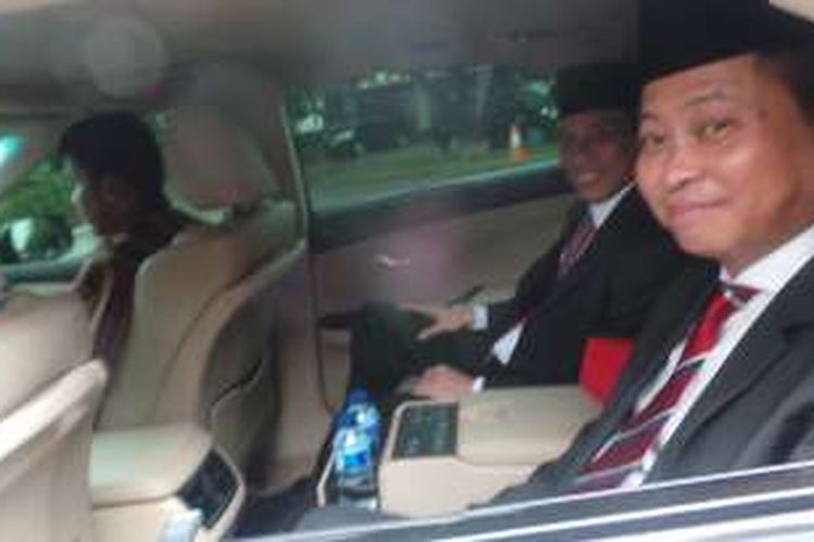  Menteri ESDM yang Ignatius Jonan dan Wamen ESDM Arcandra Tahar pulang semobil usai dilantik di Istana Negara, Jakarta, Jumat (14/10/2016)