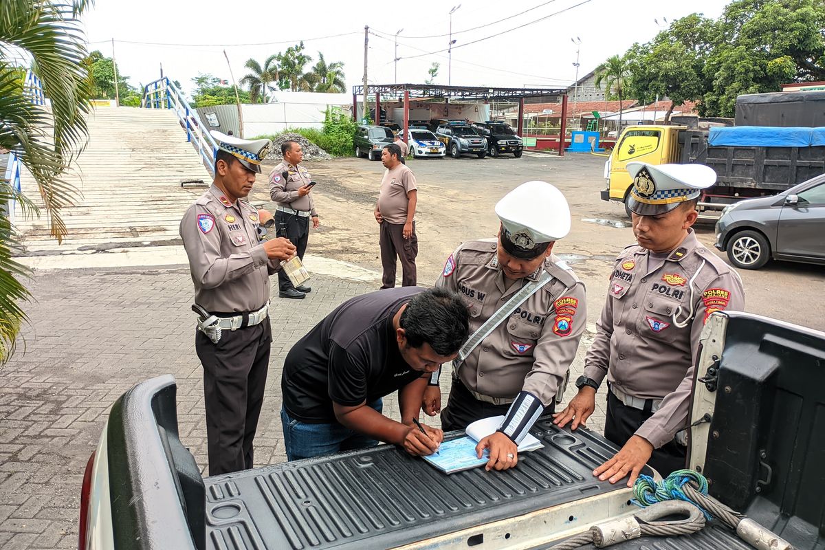 Polisi memberi sanksi tilang kepada sopir truk oleng di Lumajang, Selasa (10/12/2024)