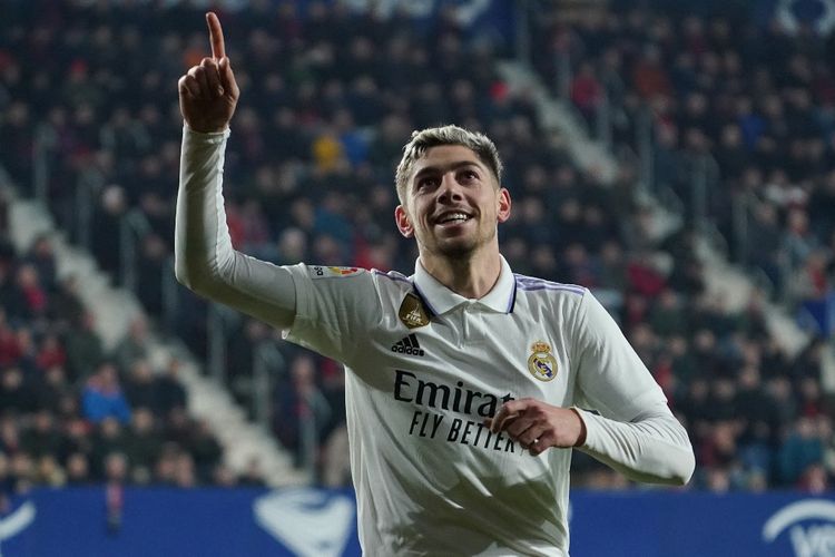 Pemain Real Madrid, Federico Valverde, merayakan gol ke gawang Osasuna pada lanjutan laga Liga Spanyol di Stadion El Sadar pada 18 Februari 2023. Valverde berpotensi menghadapi hukuman berat sebagai akibat dari dugaan penyerangan terhadap pemain Villarreal, Alex Baena, seusai laga Real Madrid vs Villarreal di Stadion Santiago Bernabeu pada Minggu (9/4/2023) dini hari WIB.