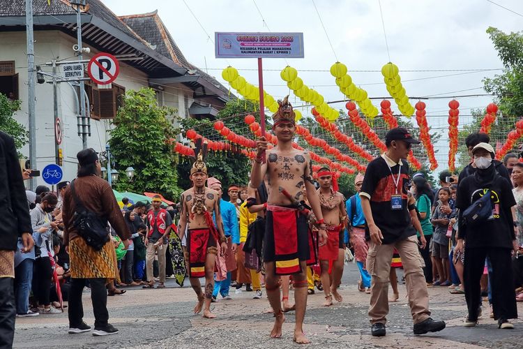 Ikatan Pelajar Mahasiswa Kalimantan Barat yang Ikut Meramaikan Karnaval Budaya Grebeg Sudiro 2023.