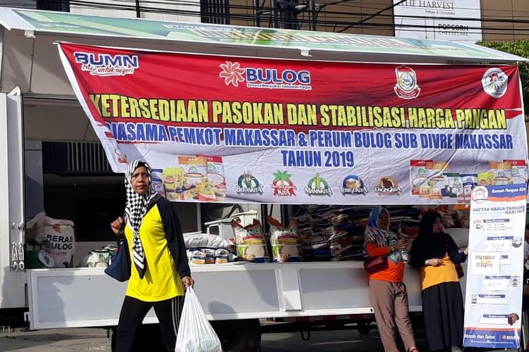 Tampak mobil inflasi milik Disperindah Kota Makassar yang telah dilengkapi lemari pendingin ini menjual bahan pokok seperti Beras, Gula, Tepung, Minyak Goreng dan bahkan ada daging beku.