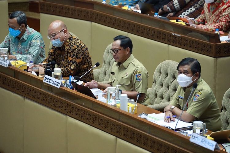 Menteri Dalam Negeri (Mendagri) Muhammad Tito Karnavian saat mengikuti Raker dan RDP terkait penetapan Pemilu Serentak 2024. 