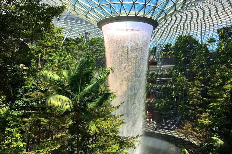 Air terjun dalam ruangan (indoor) tertinggi di dunia bernama Rain Vortex di Jewel, Bandara Internasional Changi, Singapura.
