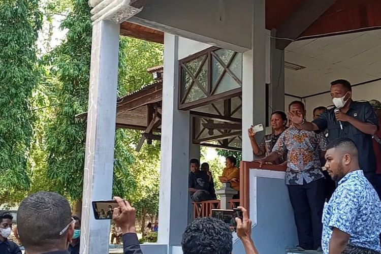 Ketua DPRD Sikka saat menemui demonstran penolak kenaikan harga BBM.