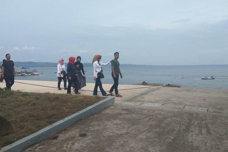 Istri Gubernur Jawa Barat, Atalia Praratya jalan-jalan di trotoar Pantai Timur Pangandaran, Selasa sore (31/12/2019).