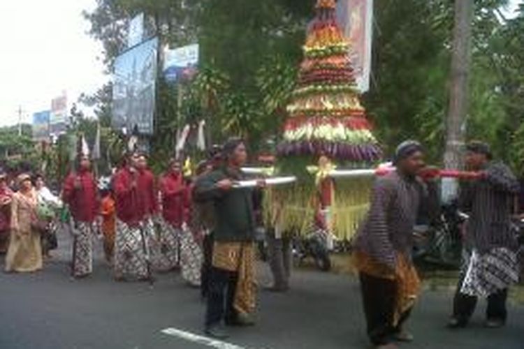 Satu gunungan berisi hasil pertanian dan perkebunan yang melambangkan ucapan syukur warga Kaliurang saat diarak dalam Kaliurang Art Carnival yang mengusung tema  