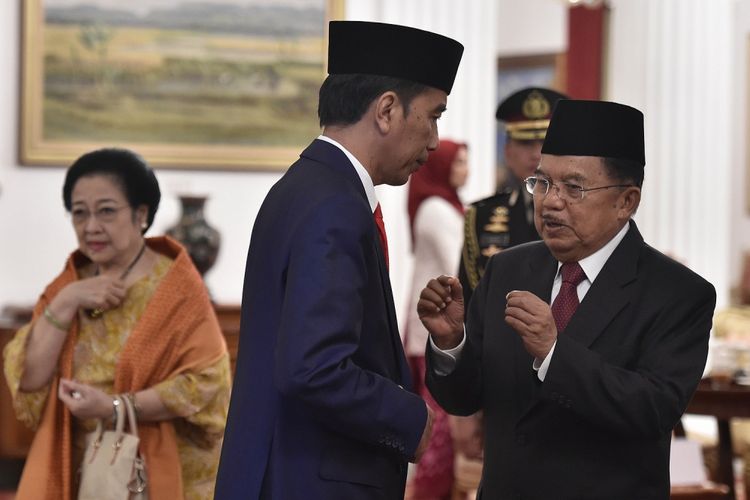 Presiden Joko Widodo (tengah) berbincang dengan Wakil Presiden Jusuf Kalla (kanan) usai melantik empat pejabat negara di Istana Negara, Jakarta, Rabu (17/1). Presiden melantik Idrus Marham sebagai Menteri Sosial menggantikan Khofifah Indar Parawansa, Jenderal Purn Moeldoko sebagai Kepala Staf Presiden menggantikan Teten Masduki, Jenderal Purn Agum Gumelar sebagai Wantimpres, dan Marsekal TNI Yuyu Sutisna sebagai  KSAU. ANTARA FOTO/Puspa Perwitasari/foc/18.