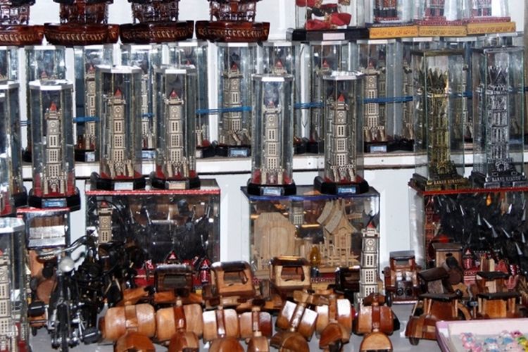Replika Jam Gadang Banyak Dijajakan Pedagang di Pasar Atas, Kota Bukittinggi, Sumatera Barat