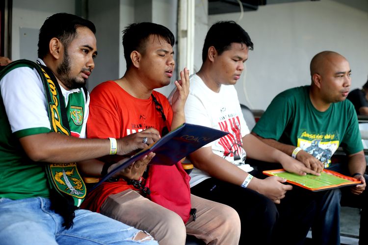 Cerita Fan Tuna Netra Persebaya: Saat Laga Hidup dari Sentuhan dan Kata-kata