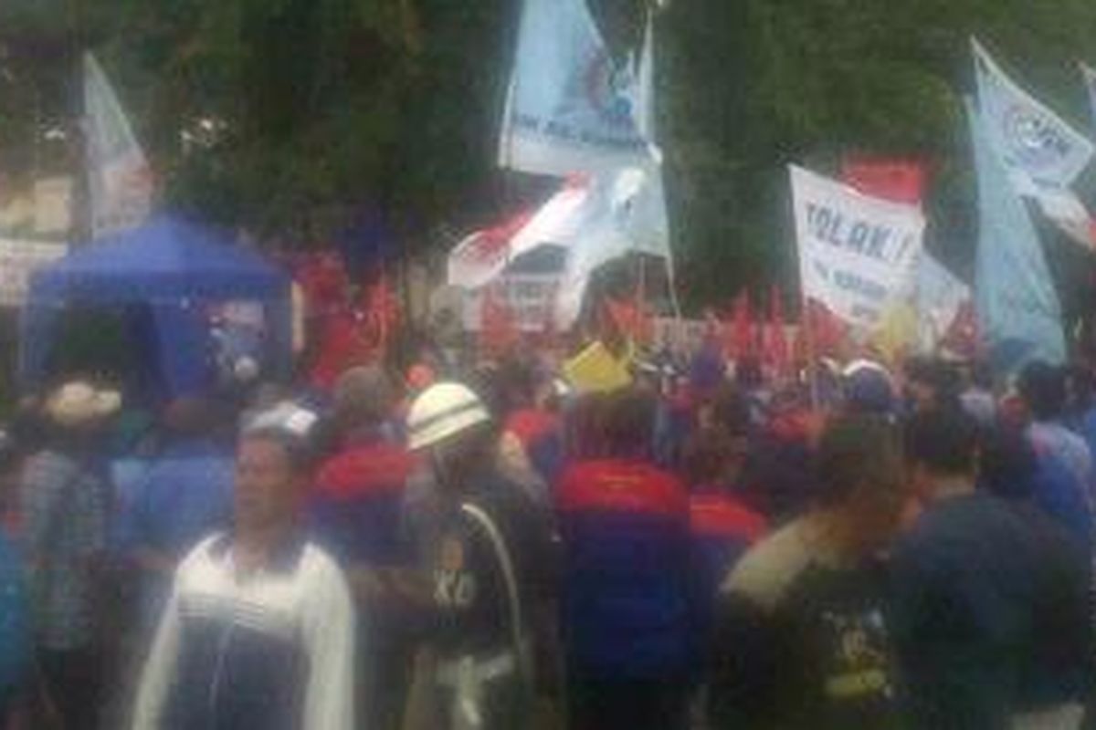 Ratusan buruh RS Sumber Waras melakukan aksi demo di depan RS Sumber Waras pada Rabu (1/5/2013). Demo tersebut dilakukan menuntut kesetaraan UMP.