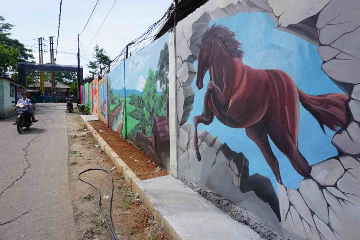Deretan gambar 3 dimensi atau 3D menghiasi sepanjang tembok  Kampung Rawacana di RT 001 RW 003, Kelurahan Gandasari, Jatiuwung, Tangerang, Kamis (15/11/2018).  Saat masuk ke dalam kampung ini, 