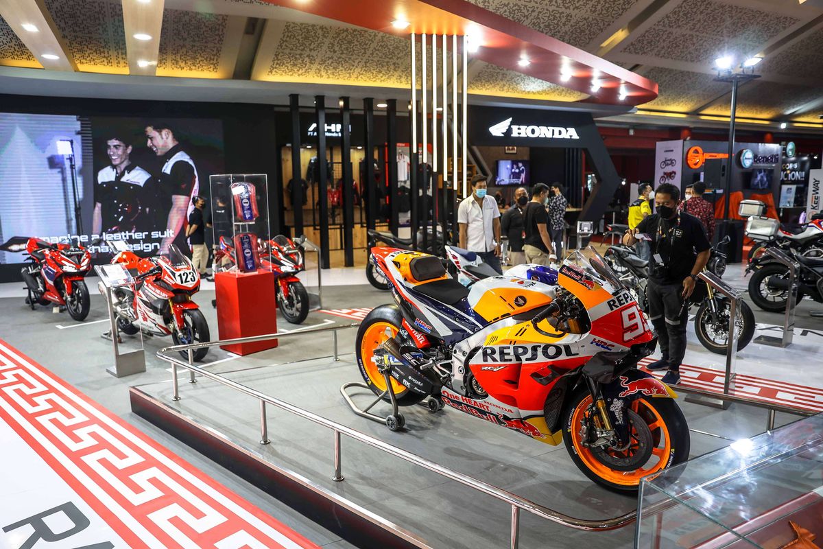 Suasana pameran di stand Honda pada pembukaan IIMS Hybrid 2022 di JiExpo Kemayoran, Jakarta Utara, Kamis (31/3/2022). Pameran otomotif Indonesia International Motor Show (IIMS) Hybrid 2022 yang berlangsung pada 31 Maret-10 April itu digelar secara daring (online) dan kunjungan langsung dengan pembatasan kapasitas dan penerapan protokol kesehatan COVID-19.