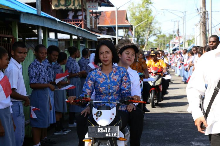 Menteri Koordinator Bidang Pembangunan Manusia dan Kebudayaan Puan Maharani didampingi Menteri Kesehatan, Menteri Pendidikan dan Kebudayaan, Menteri Sosial, dan Kepala Kantor Staf Presiden, pada Kamis (22/2/2018) berkunjung ke Agats, Asmat, Papua. Tujuan kunjungan tersebut untuk monitoring dan evaluasi pasca-KLB Campak di daerah tersebut.