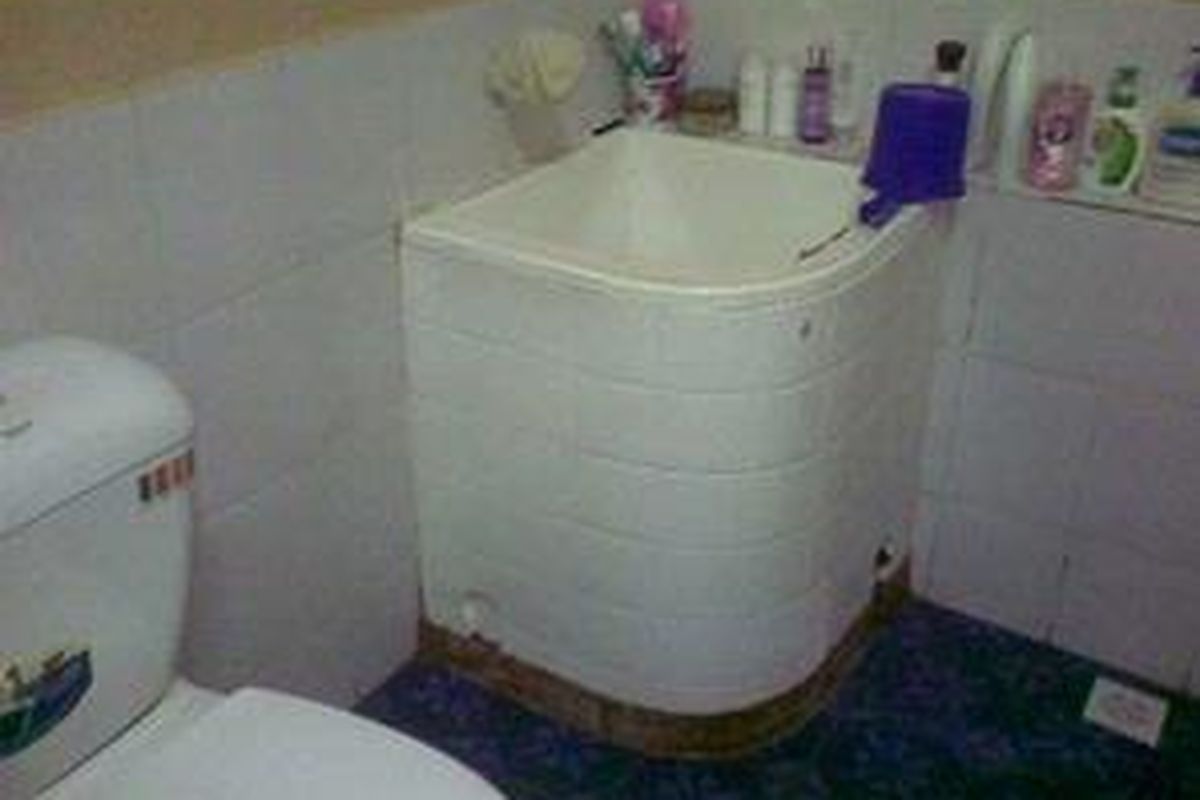 Tahanan korupsi Arthalita Suryani memiliki kamar mandi pribadi di dalam ruang tahanannya di Rumah Tahanan Pondok Bambu Jakarta. Pantauan Kompas.com, Senin (11/1/2010), kamar mandi ini termasuk mewah dengan kloset duduk bila dibandingkan fasilitas tahanan lainnya yang tidak memiliki kamar mandi pribadi. 