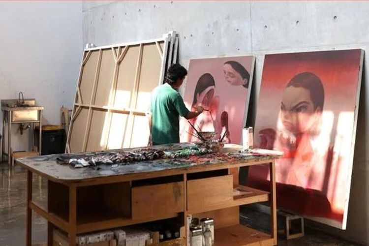 ARTJOG 2026 dengan tema Ars Longa: Generatio, bersama salah satu commission artist pada acara yaitu Roby Dwi Antono.