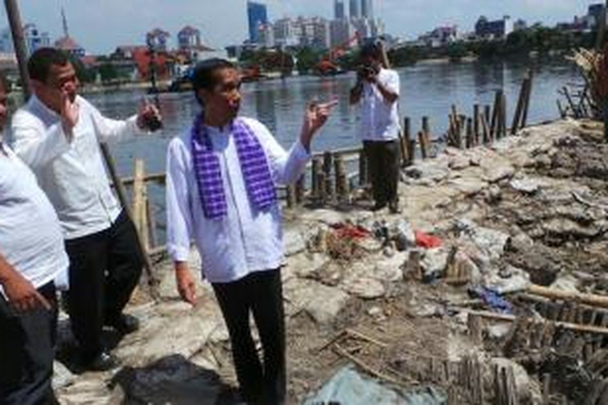 Gubernur Jakarta Joko Widodo meninjau Waduk Tomang Barat, Jakarta Barat.