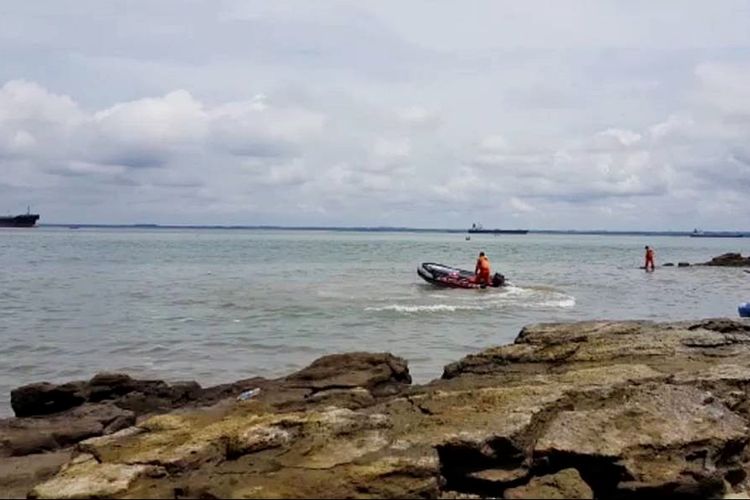 Upaya pencarian Rifky, Siswa SMKN 6 Balikpapan yang hilang saat memancing di Pulau Babi Teluk Balikpapan.Diduga Rifky terseret arus kencang saat menyebarang ke Pulau Babi.  Hingga kamis sore nasib Rifky belum diketahui. 