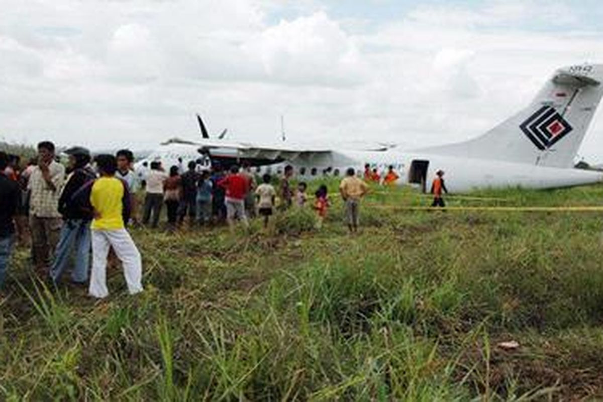Pesawat Trigana Air jenis ATR42-300 yang mendarat darurat di persawahan, Jalan Raya Balikpapan-Samarinda Km 41. Pesawat dari Berau menuju Samarinda ini mengalami kerusakan mesin bagian kiri.