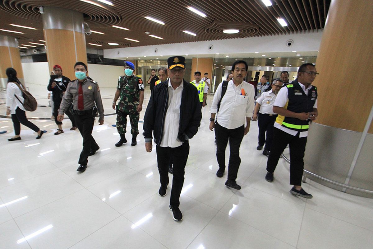 Menhub Budi Karya sumadi (ketiga kanan) melakukan pengecekan kesiapan di Bandara Kertajati, Majalengka, Jawa Barat, Minggu (1/3/2020). Menhub memastikan segala kesiapan terkait pemulangan kru kapal pesiar Diamond Princess yang akan diobservasi di Pulau Sebaru, Kepulauan Seribu, Jakarta.