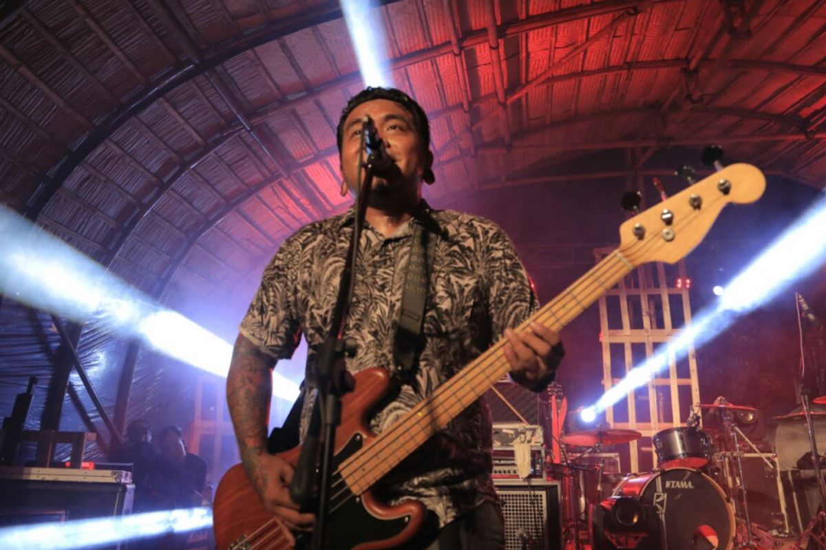 Endank Soekamti Endank Soekamti tampil dalam Kulon Progo Festival (Kulfest) 2017 hari kedua, Sabtu (25/11/2017), di panggung Jadopati di area Bendung Khayangan, DI Yogyakarta.