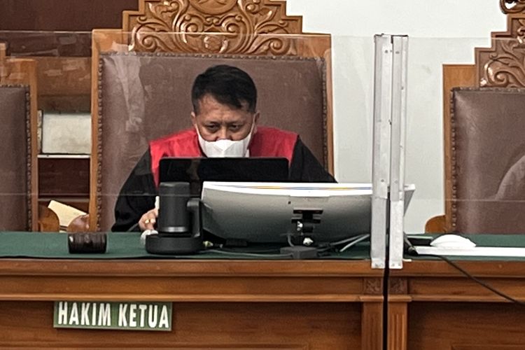 Hakim Tunggal Hendra Utama Sutardodo dalam sidang di Pengadilan Negeri Jakarta Selatan, Selasa (29/8/2023). Hakim menolak gugatan praperadilan yang diajukan Lembaga Pengawasan, Pengawalan, dan Penegakan Hukum Indonesia (LP3HI) melawan Kejaksaan Agung (Kejagung) dan Komisi Pemberantasan Korupsi (KPK) terkait dugaan penghentian penyidikan terhadap Dito Ariotedjo.