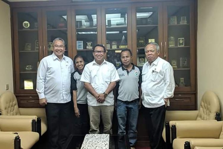 Charles Mau dan Odilia Besin, dua orang fasilitator (tenaga pendamping) desa terbaik tingkat Provinsi Nusa Tenggara Timur (NTT), berpose bersama Ketua Komisi V DPR RI Fary Djemi Francis (tengah) Menteri Desa, Pembangunan Daerah Tertinggal, dan Transmigrasi Eko Putro Sandjojo (kiri) dan Menteri Pekerjaan Umum dan Perumahan Rakyat Basuki Hadimuljono, di Jakarta, Senin (25/3/2019)