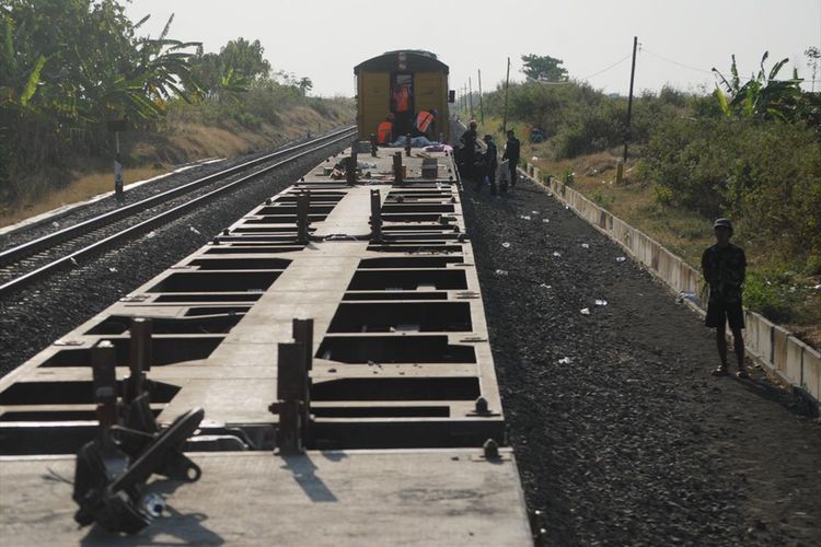 Kereta Api (KA) barang yang mengangkut peti kemas dari arah Surabaya menuju Jakarta anjlok di wilayah Desa Karangwader, Kecamatan Penawangan, Kabupaten Grobogan, Jawa Tengah, Minggu (4/8/2019).