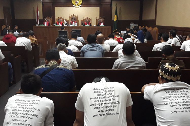 Pengunjung sidang mengenakan kaus putih di ruang sidang Pengadilan Tipikor Jakarta, Rabu (23/5/2018).