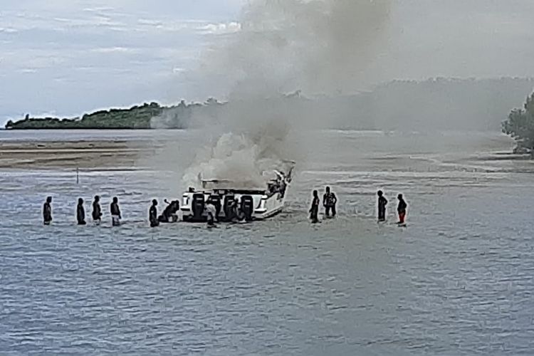Speedboat milik Pemkab Teluk Wondama terbakar, Selasa (16/5/2023)