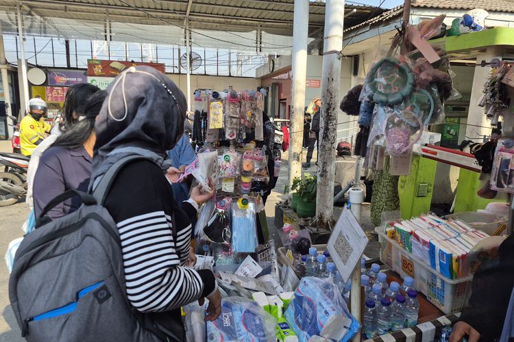 Abu Vulkanik Anak Krakatau Sampai Depok, Pedagang Masker di Stasiun Ramai Pembeli 