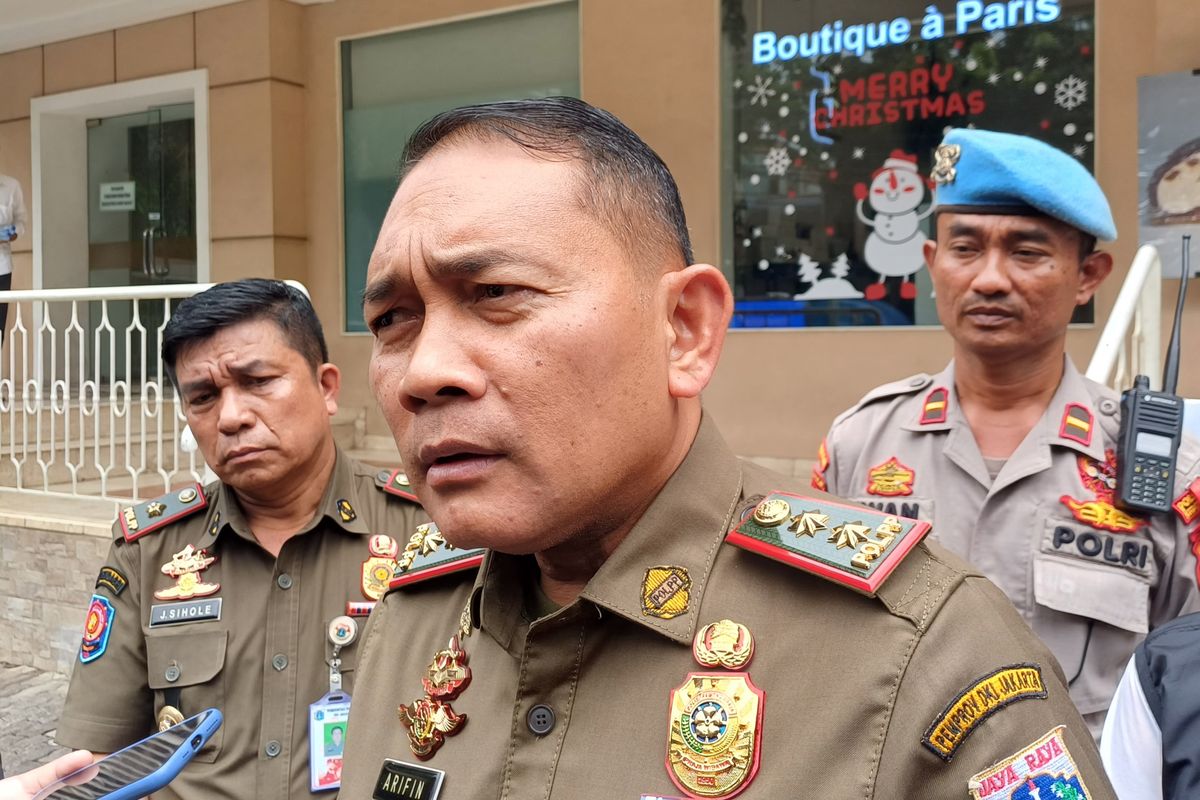 Kepala Satpol PP DKI Jakarta Arifin saat mengungkapkan alasan dibalik penyegelan dan penutupan Kafe Kloud Sky Dining & Lounge, Senopati, Jakarta Selatan, Selasa (28/11/2023).