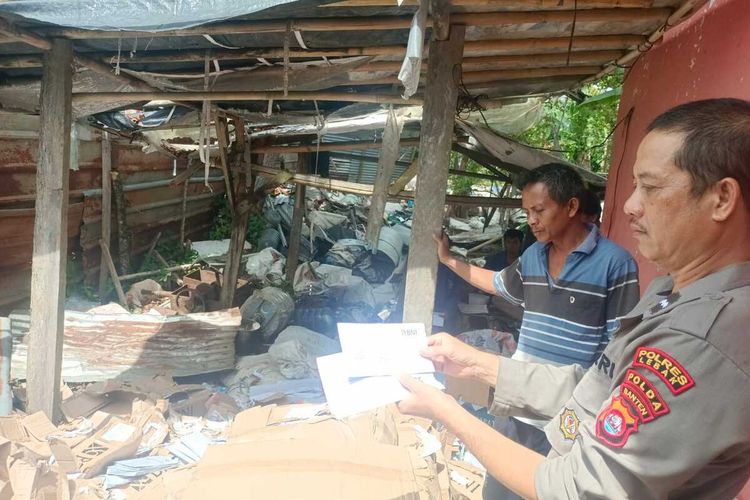 Puluhan ribu KIP ditemukan di lapak rongsokan di Kecamatan Rangkasbitung, Kabupaten Lebak, Provinsi Banten, Kamis (6/4/2023).