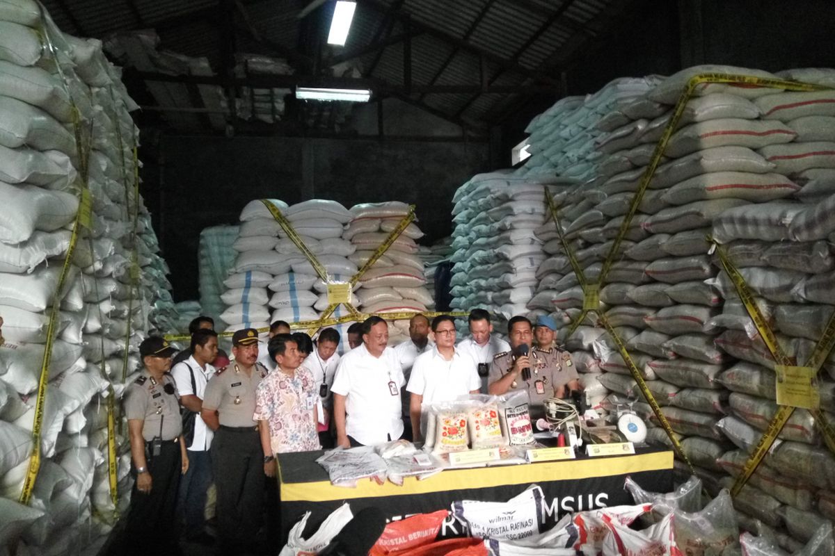 Polda Metro Jaya saat menggerebek gudang beras dan gula di kawasan Kemayoran, Jakarta Pusat, Selasa (23/5/2017).