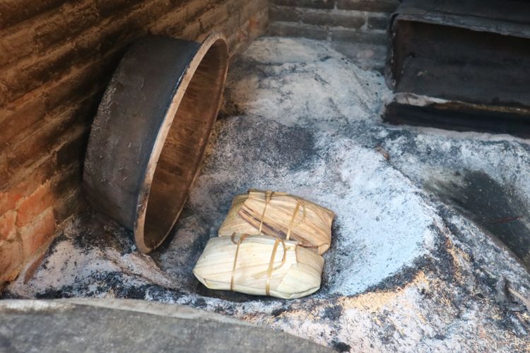 Bebek betutu yang dimasak dengan cara tradisional.